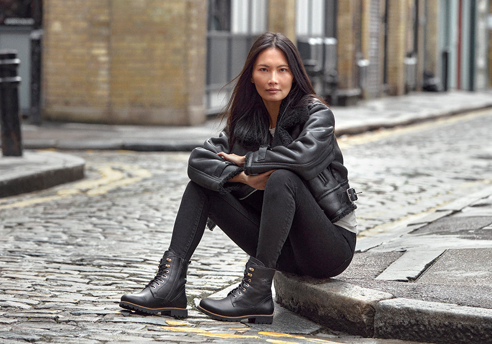 Combinar unas botas con jeans de mujer